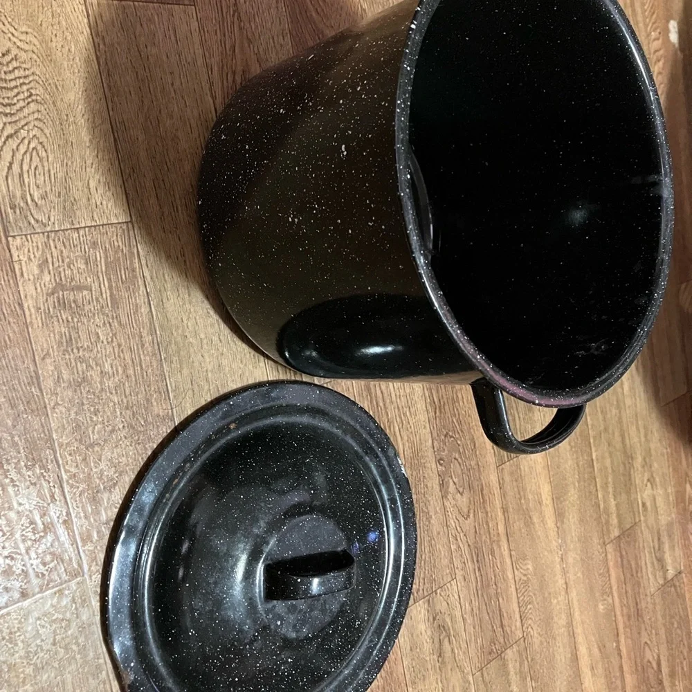 Black Dutch Oven with Sturdy Handles